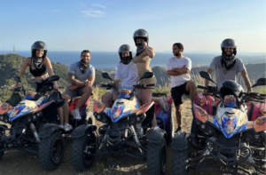 Groupe amis à Quad Marbella photo 360 avec fond mer