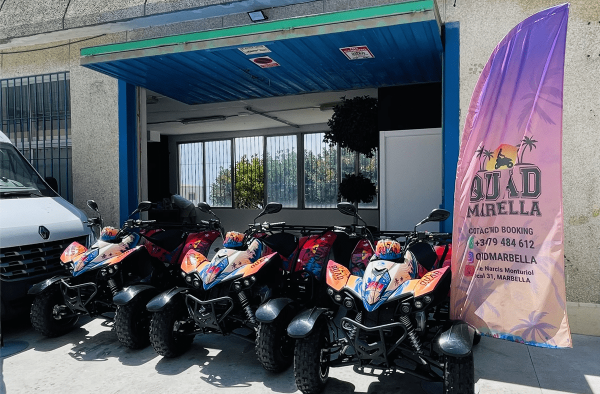 quad marbella devant une boutique