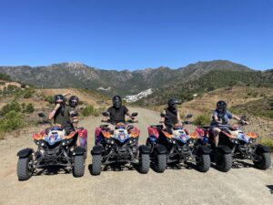 Groupe de 4 quads chez QUAD MARBELLA vue montagne Marbella